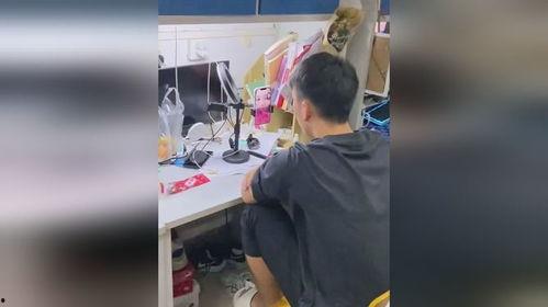 男生夏天吃瓜视频,男生吃瓜视频走红网络