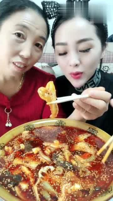 美女吃麻辣鸡瓜,美女挑战麻辣鸡瓜，舌尖上的视觉盛宴