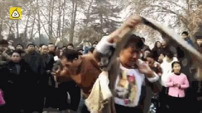 大爷大妈吃瓜,吃瓜群众的快乐生活